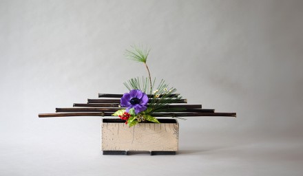 Hatsu ike mit Bambus, Anemone und Kiefer